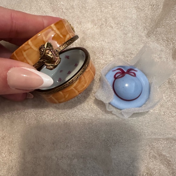 Rochard Limoges Porcelain Trinket Box with Hat - Picture 2 of 5